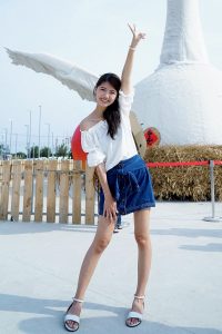 长腿人妻CC姐牛仔短裙公园拍摄