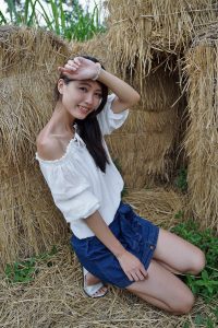 长腿人妻CC姐牛仔短裙公园拍摄