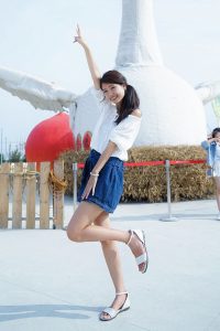 长腿人妻CC姐牛仔短裙公园拍摄