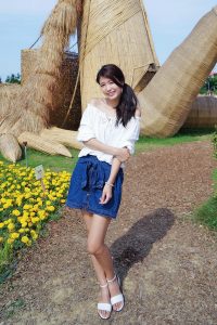 长腿人妻CC姐牛仔短裙公园拍摄