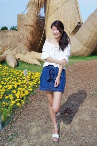 长腿人妻CC姐牛仔短裙公园拍摄