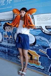 长腿人妻CC姐牛仔短裙公园拍摄