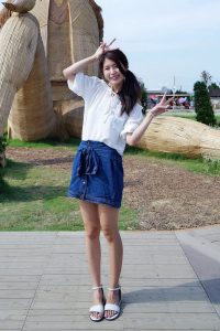 长腿人妻CC姐牛仔短裙公园拍摄