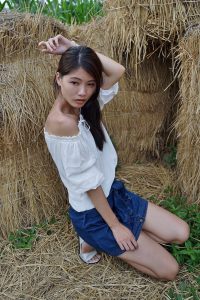 长腿人妻CC姐牛仔短裙公园拍摄