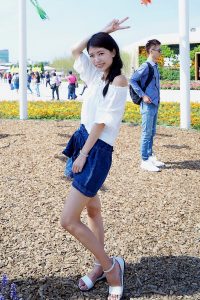 长腿人妻CC姐牛仔短裙公园拍摄