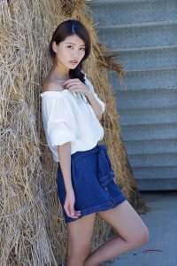 长腿人妻CC姐牛仔短裙公园拍摄