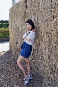 长腿人妻CC姐牛仔短裙公园拍摄