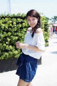 长腿人妻CC姐牛仔短裙公园拍摄