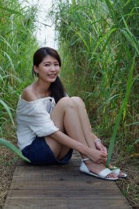 长腿人妻CC姐牛仔短裙公园拍摄