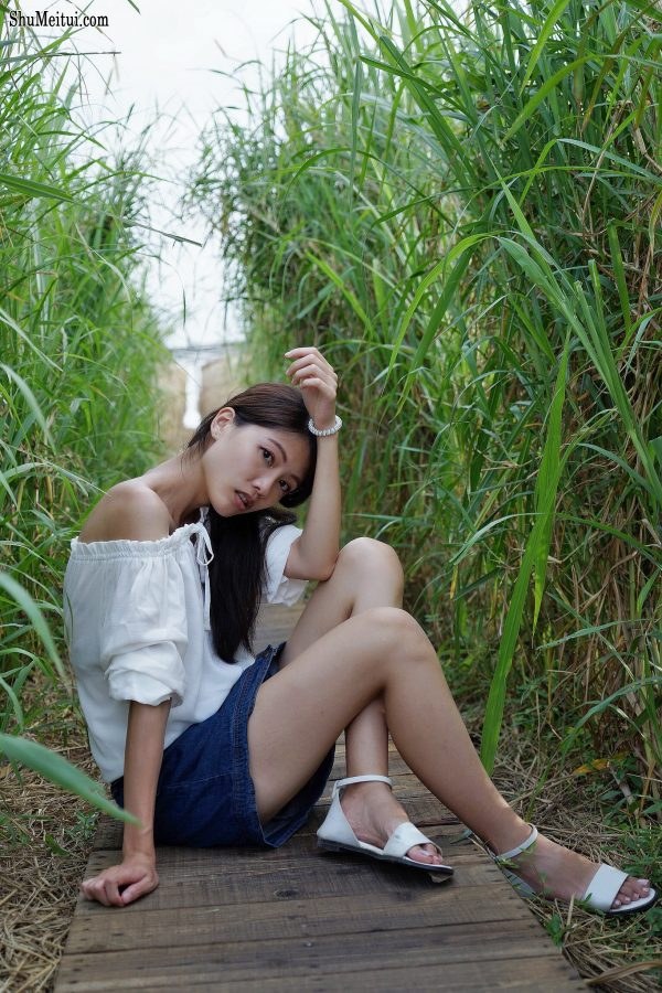 长腿人妻CC姐牛仔短裙公园拍摄[第9张/共37张]