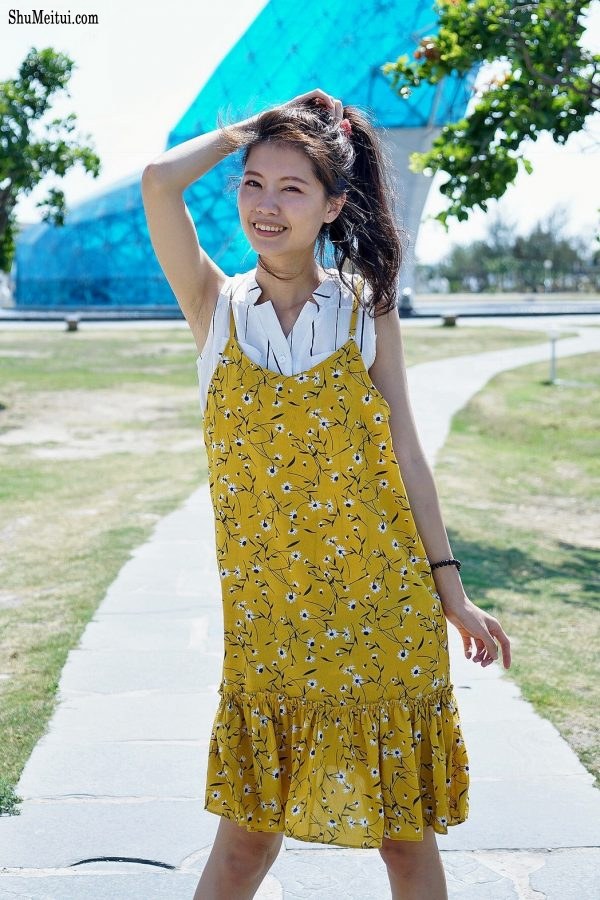 美丽人妻CC姐穿碎花短裙外出玩耍[第10张/共17张]