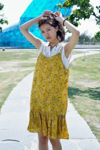 美丽人妻CC姐穿碎花短裙外出玩耍