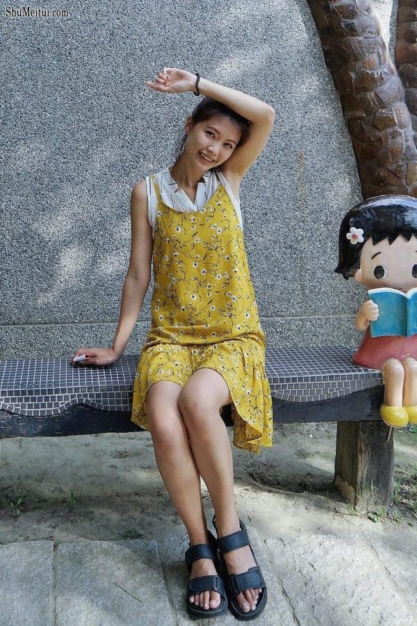 美丽人妻CC姐穿碎花短裙外出玩耍[第12张/共17张]