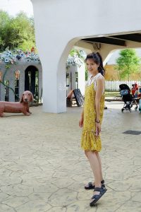 美丽人妻CC姐穿碎花短裙外出玩耍