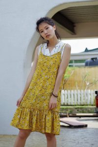 美丽人妻CC姐穿碎花短裙外出玩耍