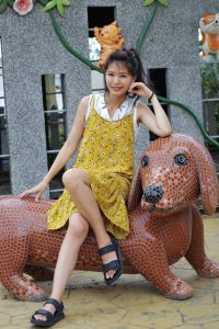 美丽人妻CC姐穿碎花短裙外出玩耍