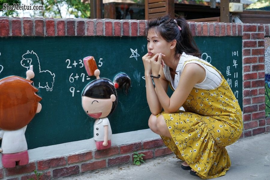 美丽人妻CC姐穿碎花短裙外出玩耍[第16张/共17张]