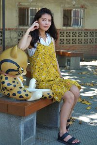 美丽人妻CC姐穿碎花短裙外出玩耍