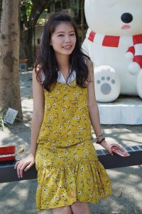 美丽人妻CC姐穿碎花短裙外出玩耍