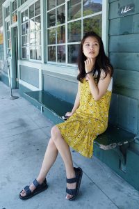 美丽人妻CC姐穿碎花短裙外出玩耍