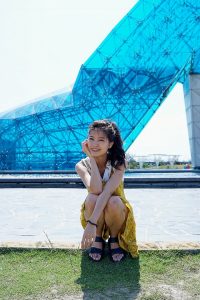 美丽人妻CC姐穿碎花短裙外出玩耍