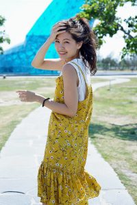 美丽人妻CC姐穿碎花短裙外出玩耍