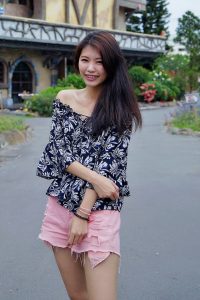 漂亮人妻CC姐粉色短裤游乐场秀腿