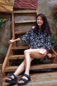 漂亮人妻CC姐粉色短裤游乐场秀腿