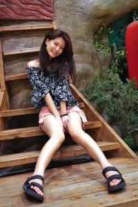 漂亮人妻CC姐粉色短裤游乐场秀腿