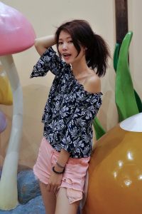 漂亮人妻CC姐粉色短裤游乐场秀腿