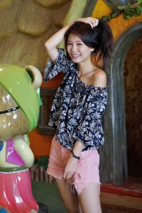 漂亮人妻CC姐粉色短裤游乐场秀腿