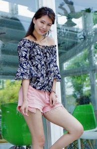 漂亮人妻CC姐粉色短裤游乐场秀腿