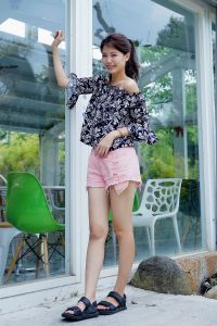 漂亮人妻CC姐粉色短裤游乐场秀腿