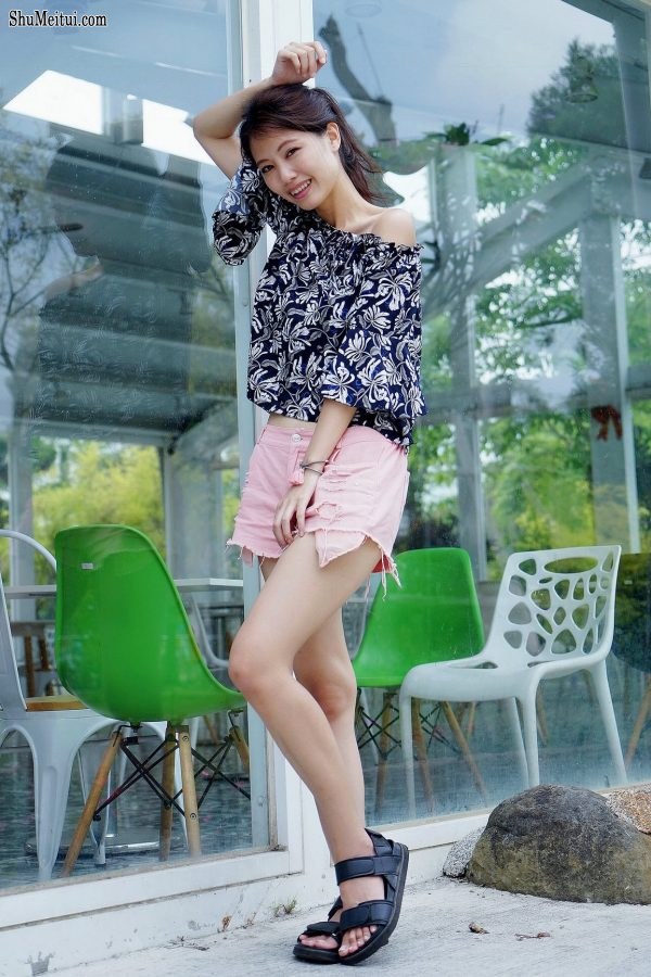 漂亮人妻CC姐粉色短裤游乐场秀腿[第19张/共53张]