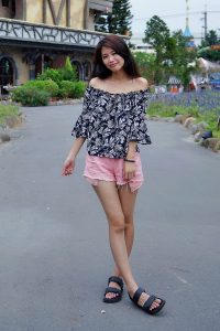 漂亮人妻CC姐粉色短裤游乐场秀腿