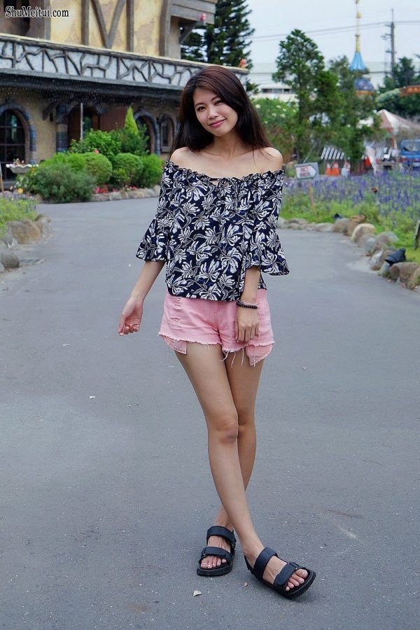 漂亮人妻CC姐粉色短裤游乐场秀腿[第2张/共53张]