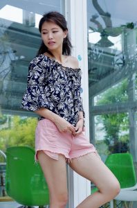 漂亮人妻CC姐粉色短裤游乐场秀腿