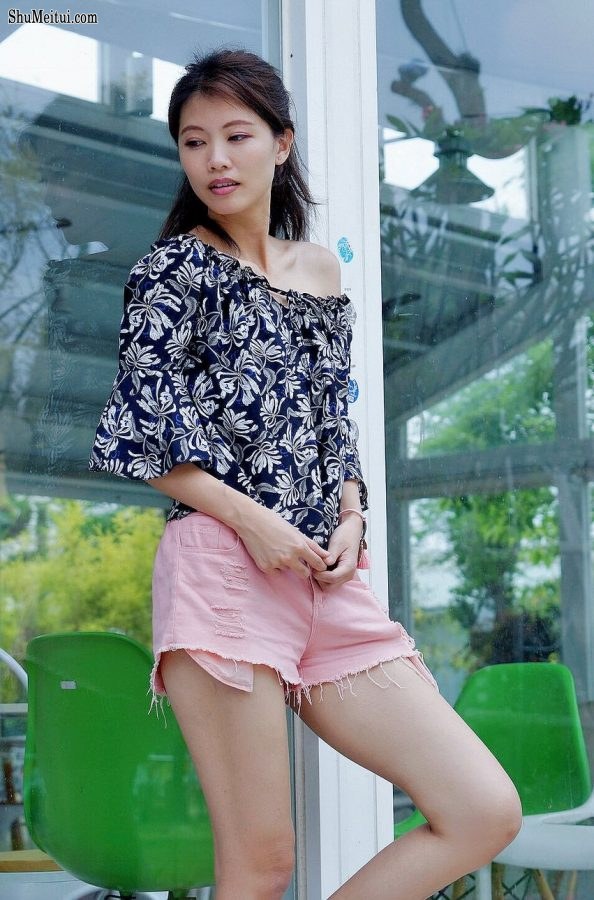 漂亮人妻CC姐粉色短裤游乐场秀腿[第21张/共53张]