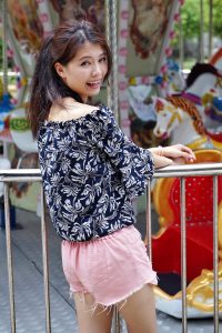 漂亮人妻CC姐粉色短裤游乐场秀腿