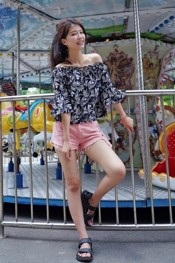 漂亮人妻CC姐粉色短裤游乐场秀腿[第24张/共53张]