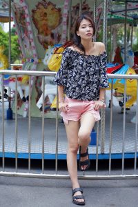 漂亮人妻CC姐粉色短裤游乐场秀腿