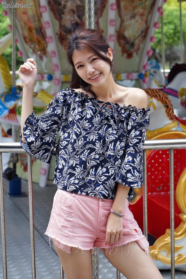 漂亮人妻CC姐粉色短裤游乐场秀腿[第27张/共53张]