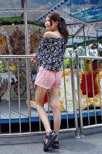 漂亮人妻CC姐粉色短裤游乐场秀腿