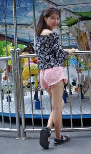 漂亮人妻CC姐粉色短裤游乐场秀腿