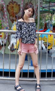 漂亮人妻CC姐粉色短裤游乐场秀腿