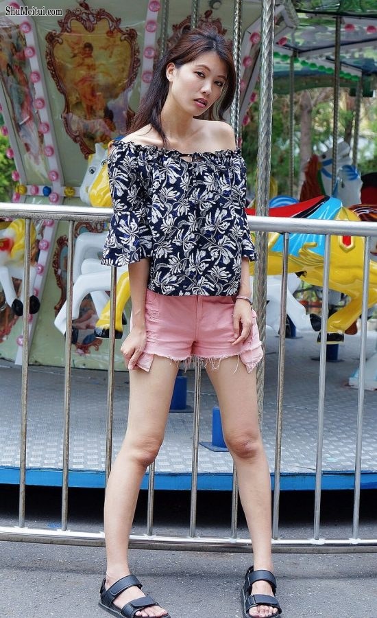 漂亮人妻CC姐粉色短裤游乐场秀腿[第30张/共53张]