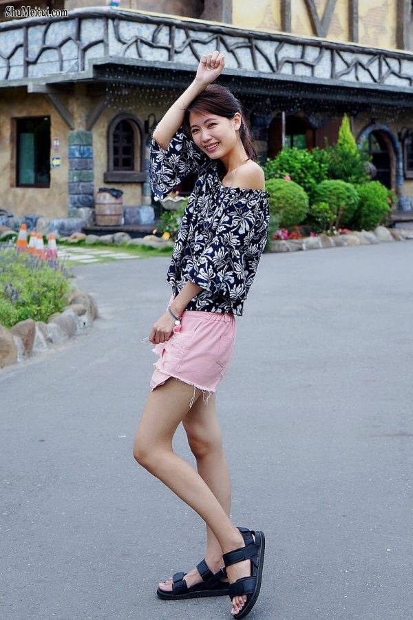 漂亮人妻CC姐粉色短裤游乐场秀腿[第31张/共53张]