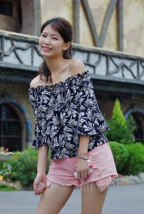 漂亮人妻CC姐粉色短裤游乐场秀腿