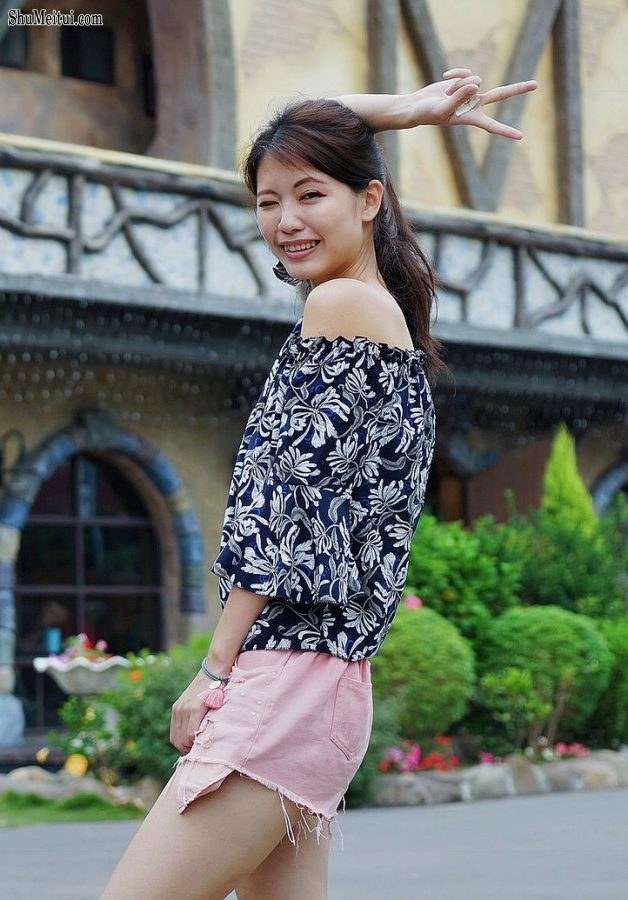 漂亮人妻CC姐粉色短裤游乐场秀腿[第34张/共53张]