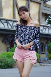 漂亮人妻CC姐粉色短裤游乐场秀腿